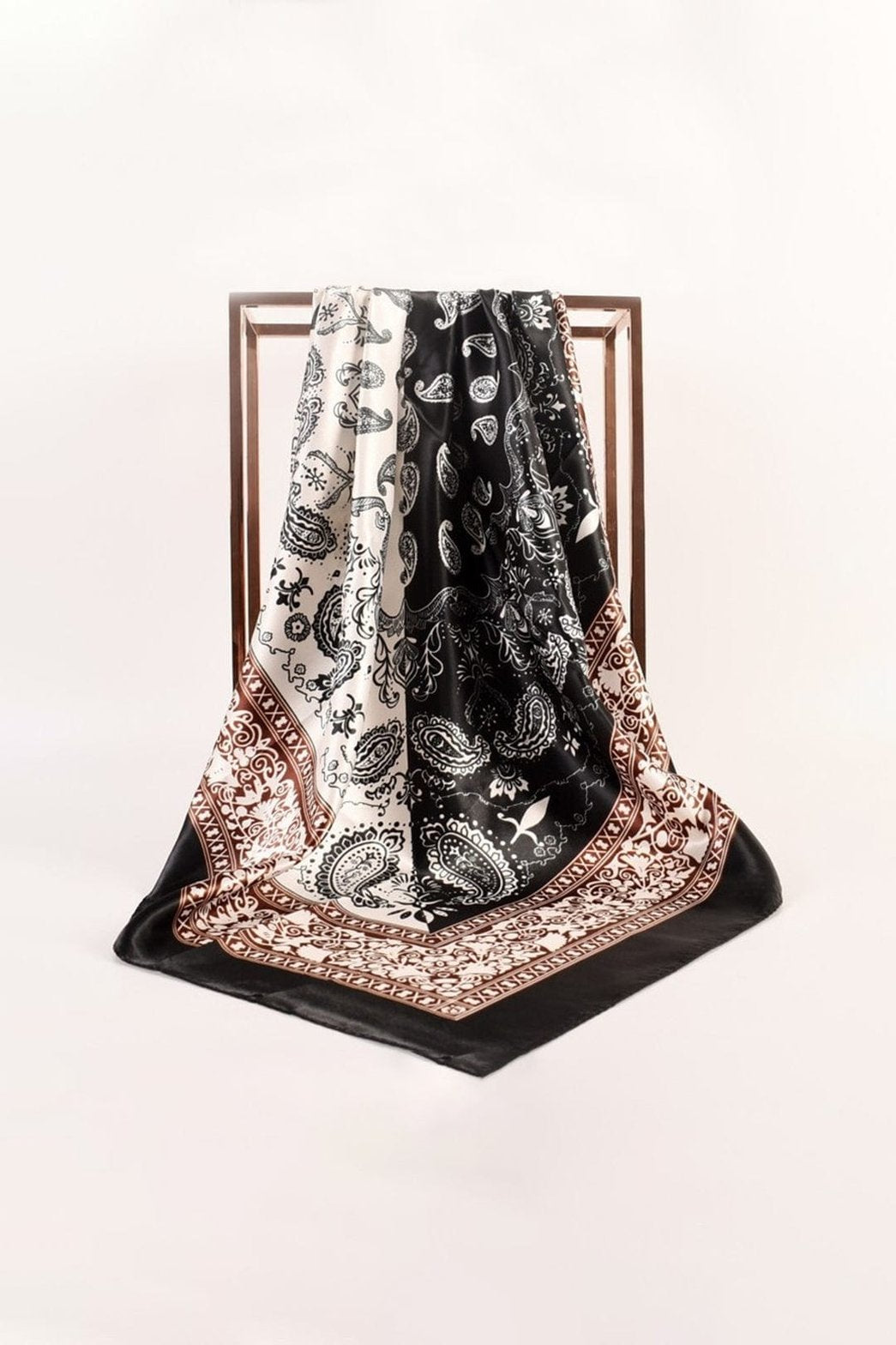 Foulard élégant motif cachemire noir et blanc soleil