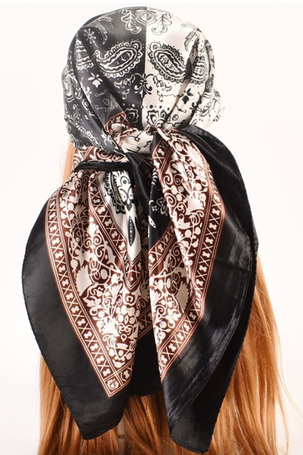 Foulard motif cachemire détail bordure rose étoile