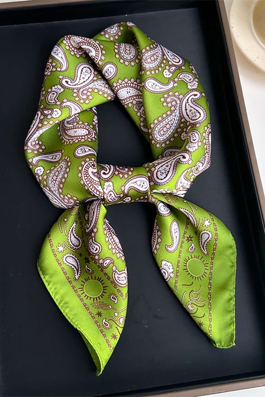 Foulard motif paisley vert porté danse