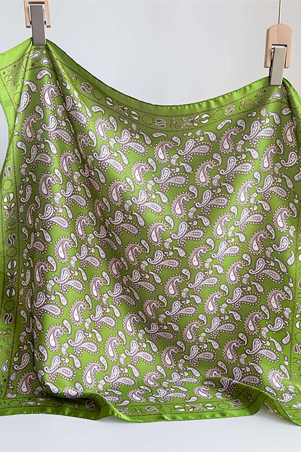 Porter foulard vert paisley style liberté