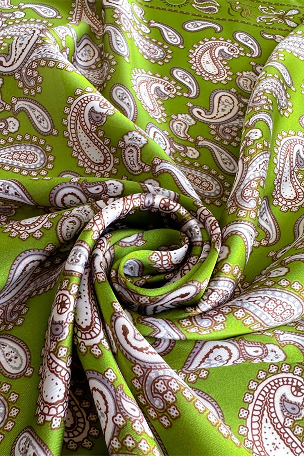 Foulard vert motif paisley détail harmonie