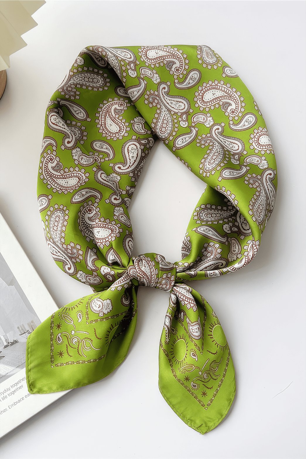 Foulard vert paisley noué élégamment soleil
