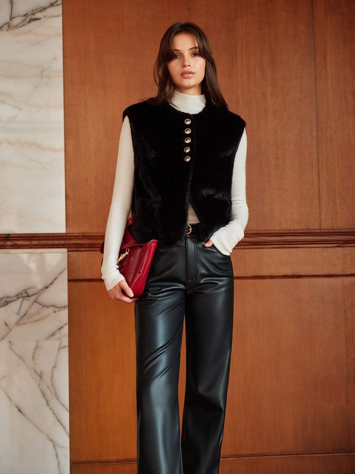 Gilet chic en fausse fourrure avec détails métalliques glamour