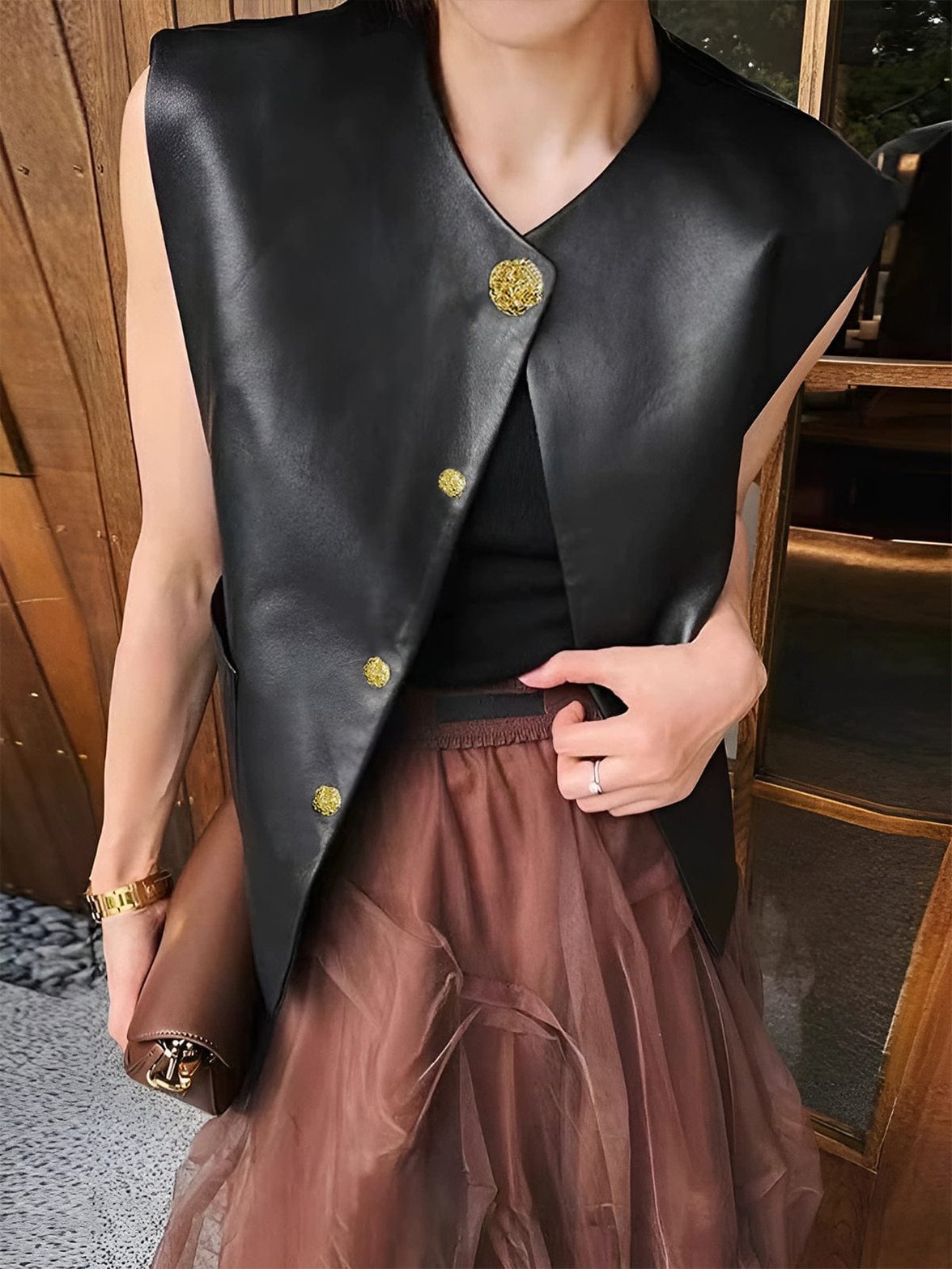 Gilet noir en simili cuir avec boutons dorés fantaisie
