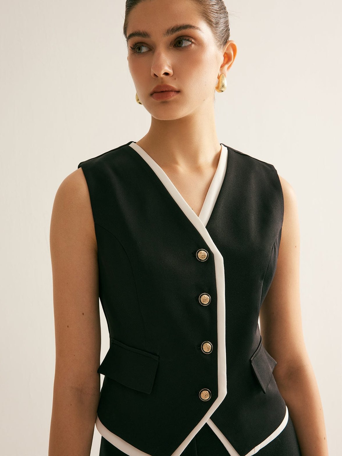 Détail des boutons du gilet élégant raffinement