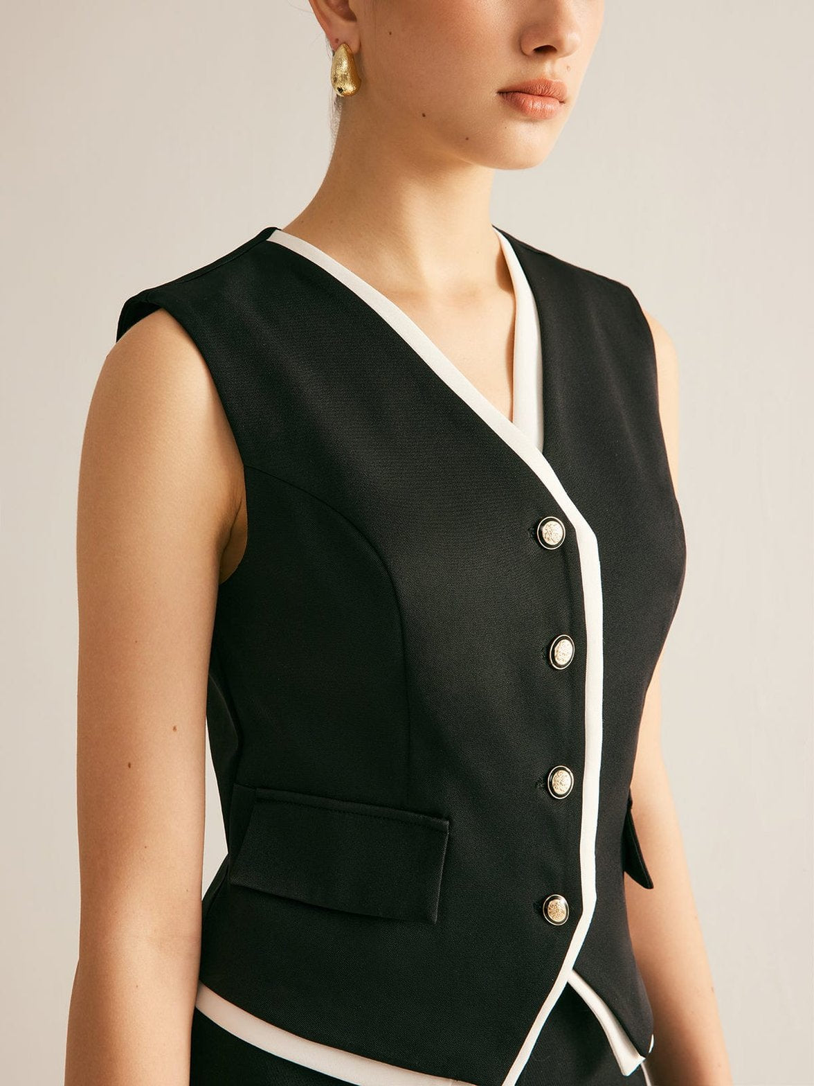 Vue latérale du gilet sans manches sophistication