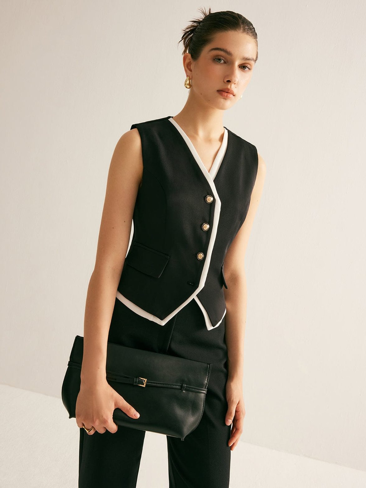 Gilet noir élégant avec bordures blanches contrastées douceur