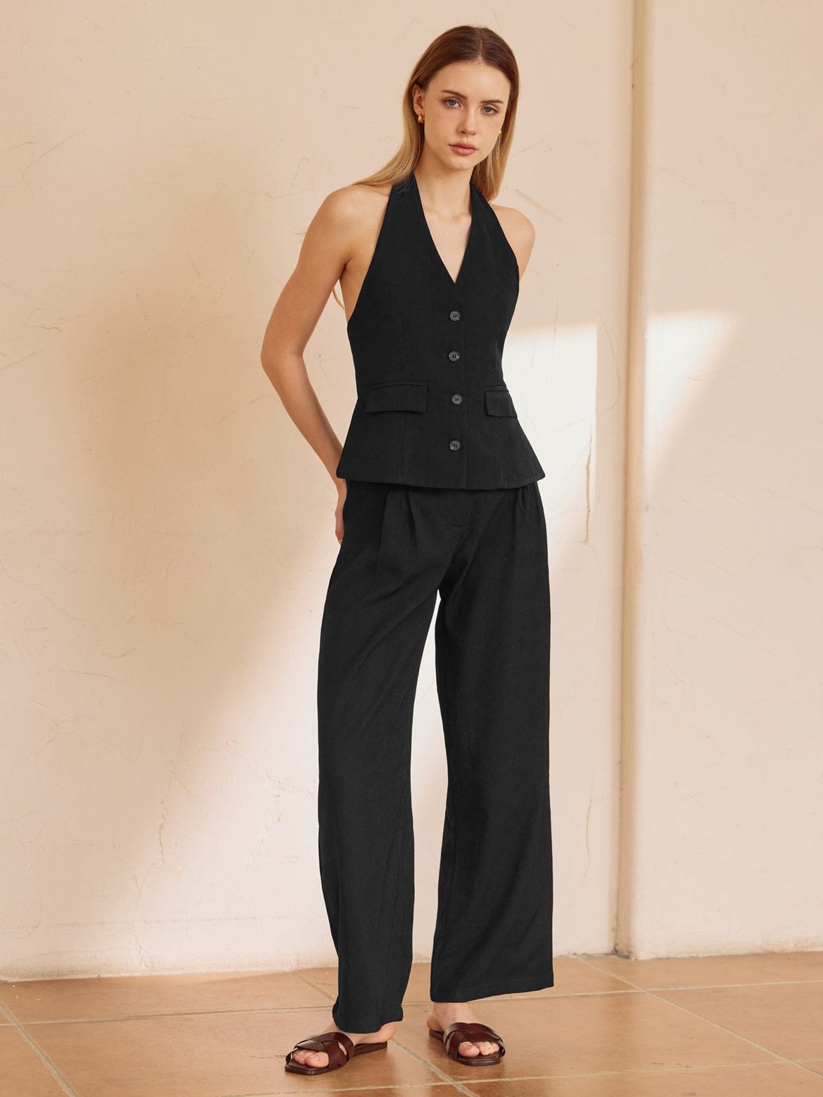 Gilet noir élégant dos nu vue complète chic