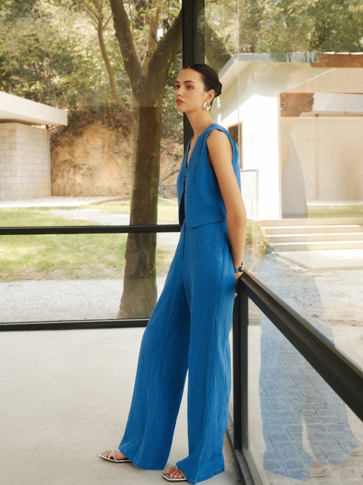 Gilet bleu en lin et coton détail texture légèreté