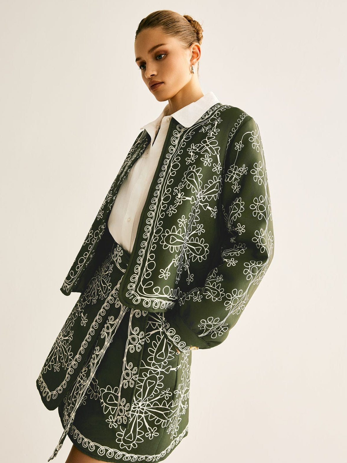 Gilet imprimé élégant vert avec motifs brodés magique
