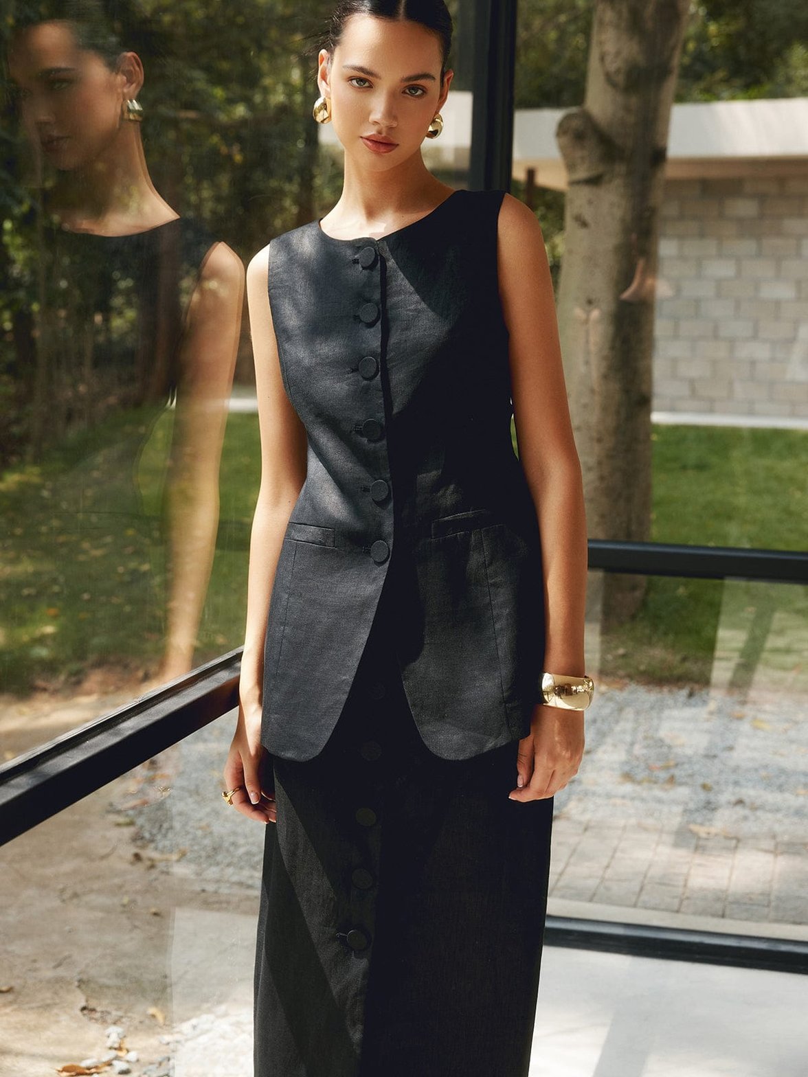 Gilet long en lin noir porté élégance