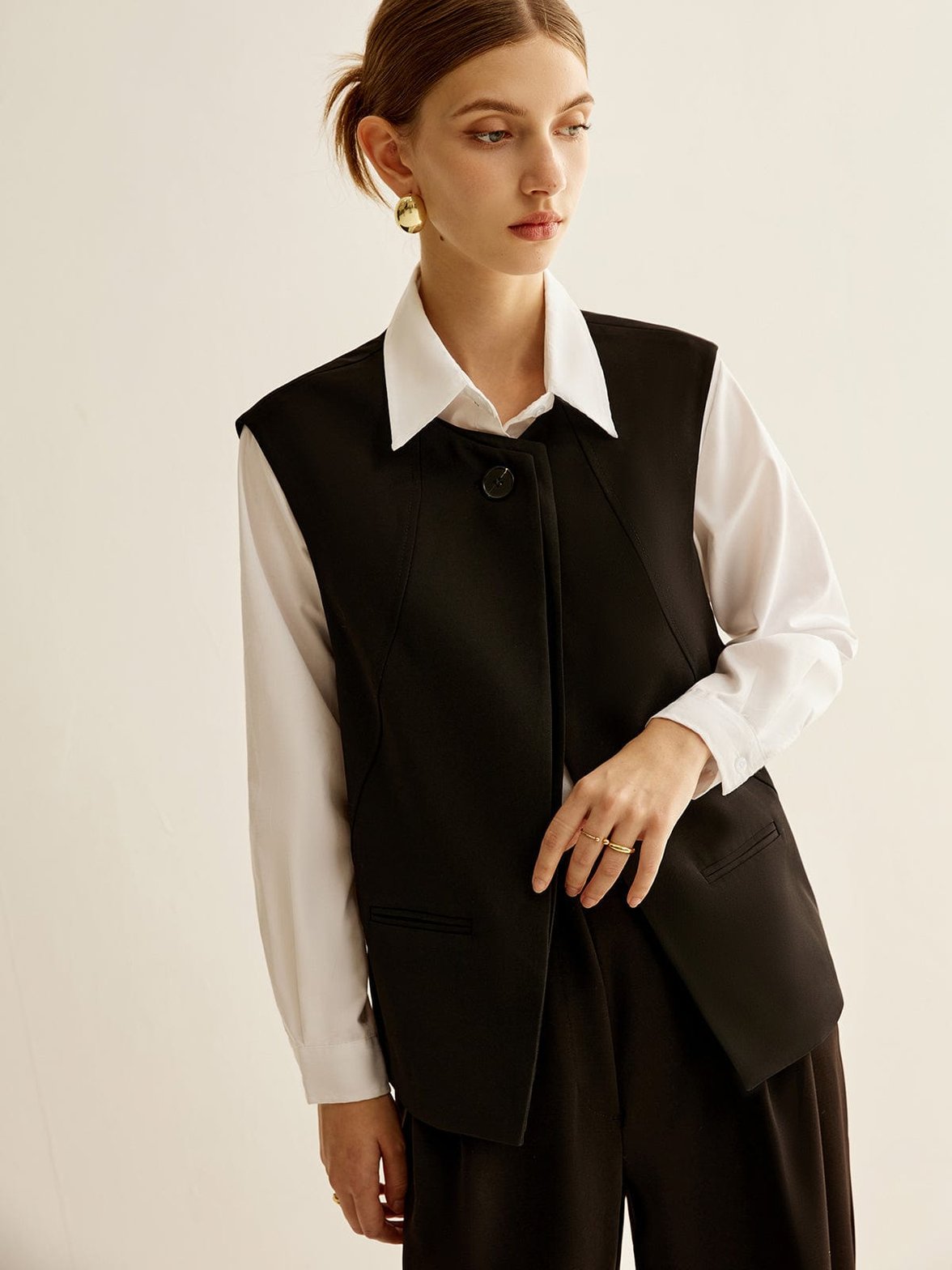 Gilet noir tendance porté style
