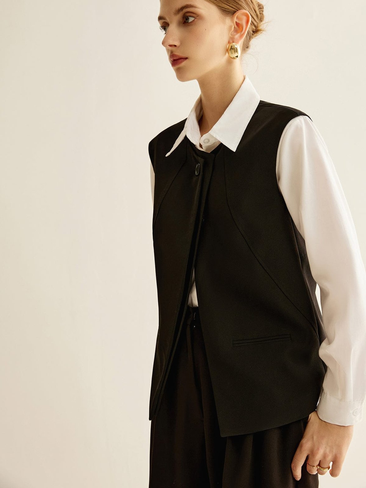 Gilet noir moderne vue arrière élégance