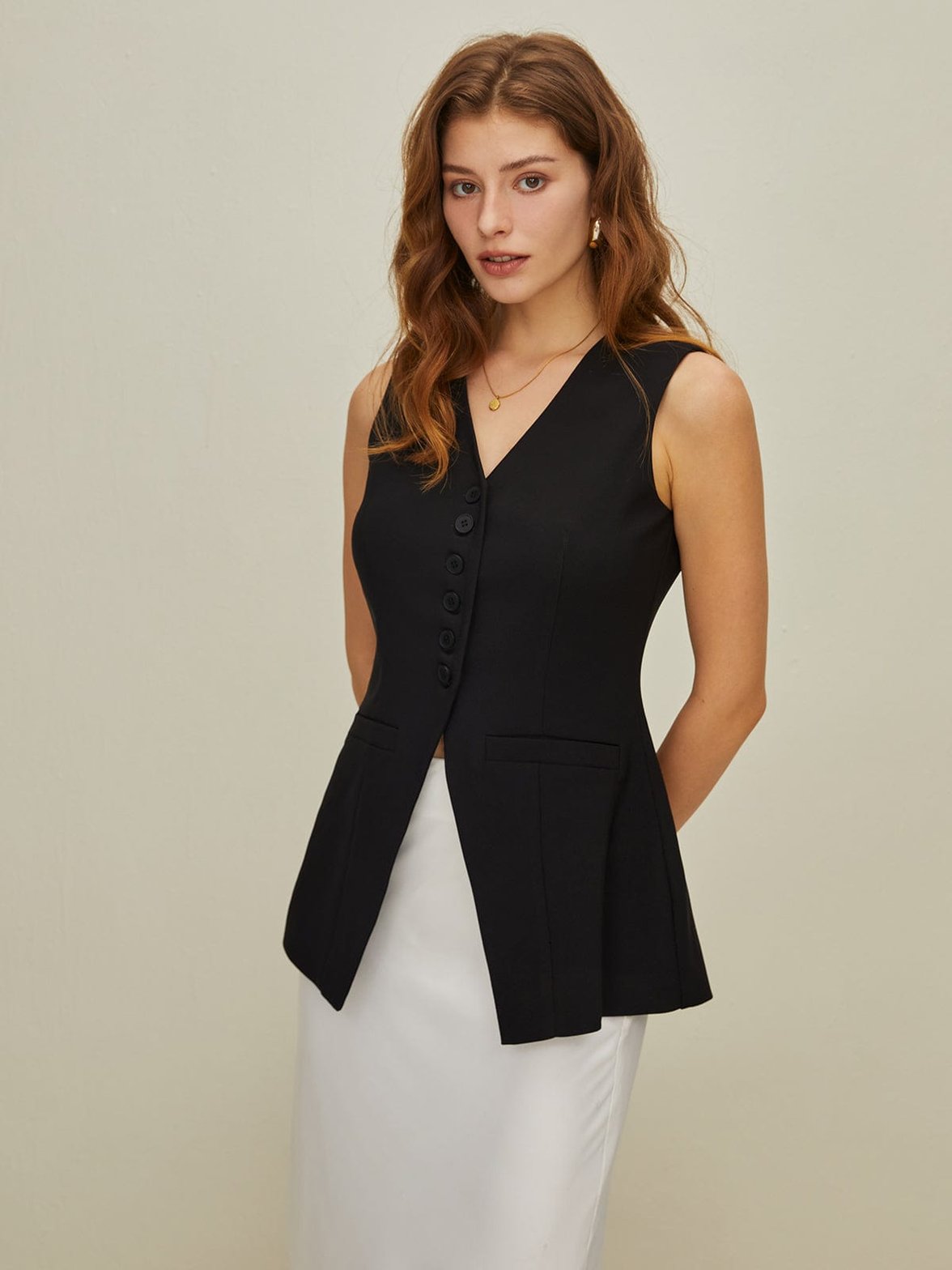 Gilet noir boutonné vue de profil zen