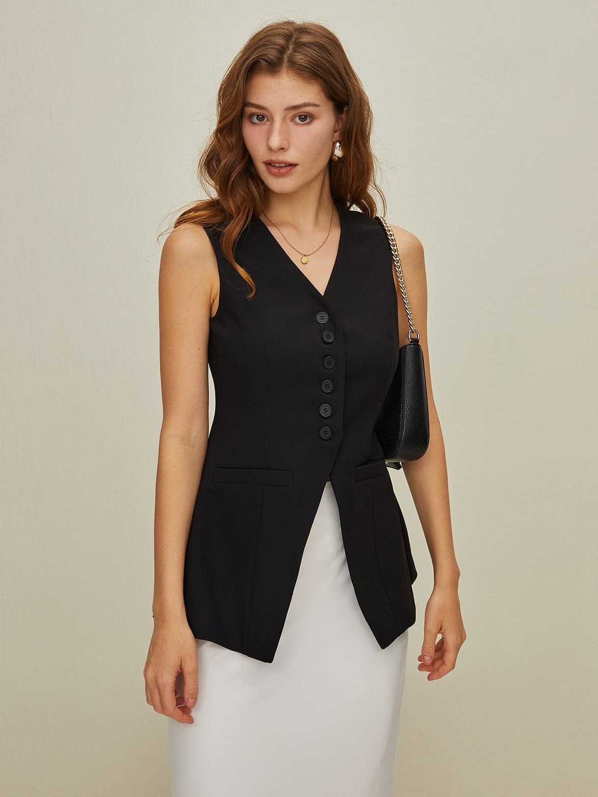Gilet noir coupe ajustée vue latérale grâce