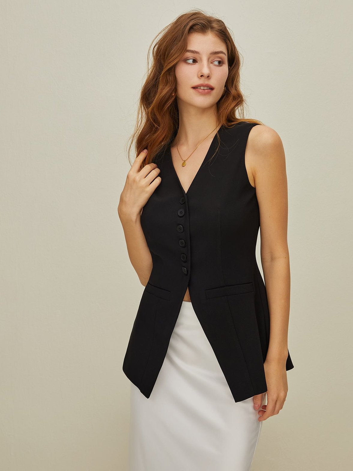 Gilet noir fendu porté style business serein