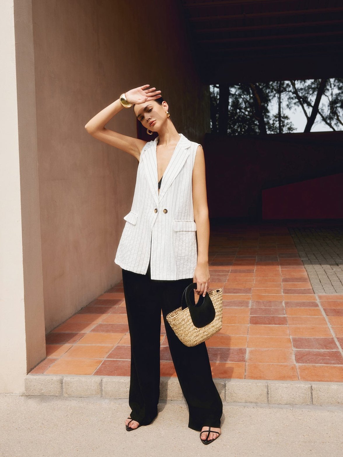 Gilet blanc long élégant porté vue d'ensemble paix