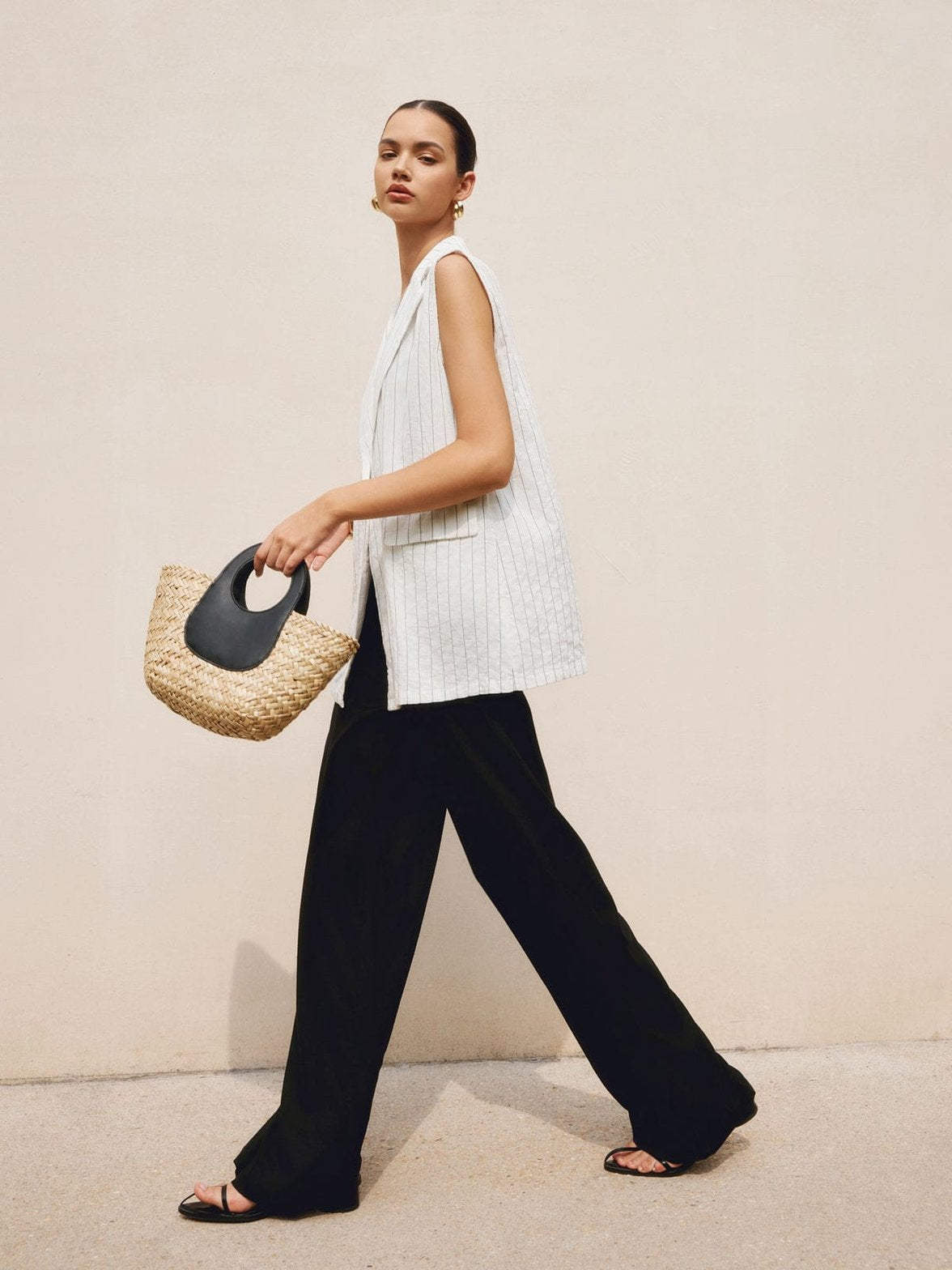 Gilet blanc long élégant vue de dos sérénité