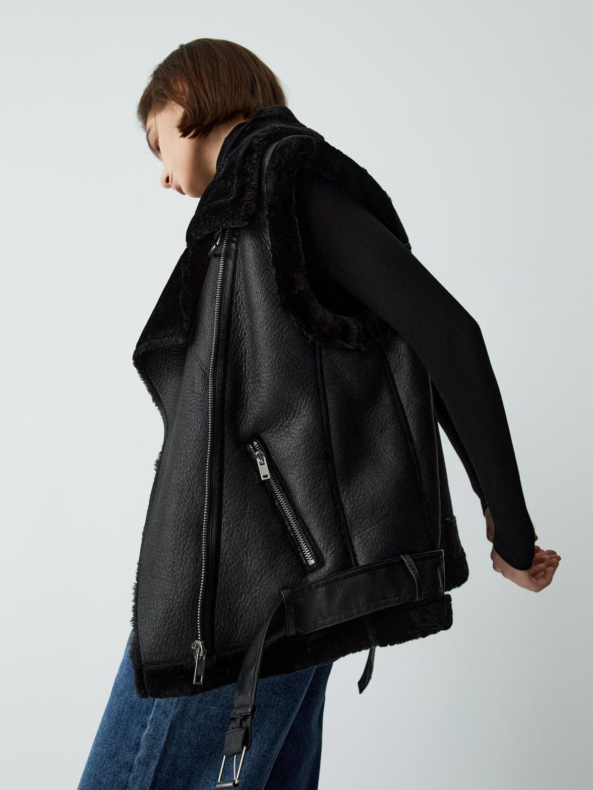 Gilet simili cuir noir porté décontracté