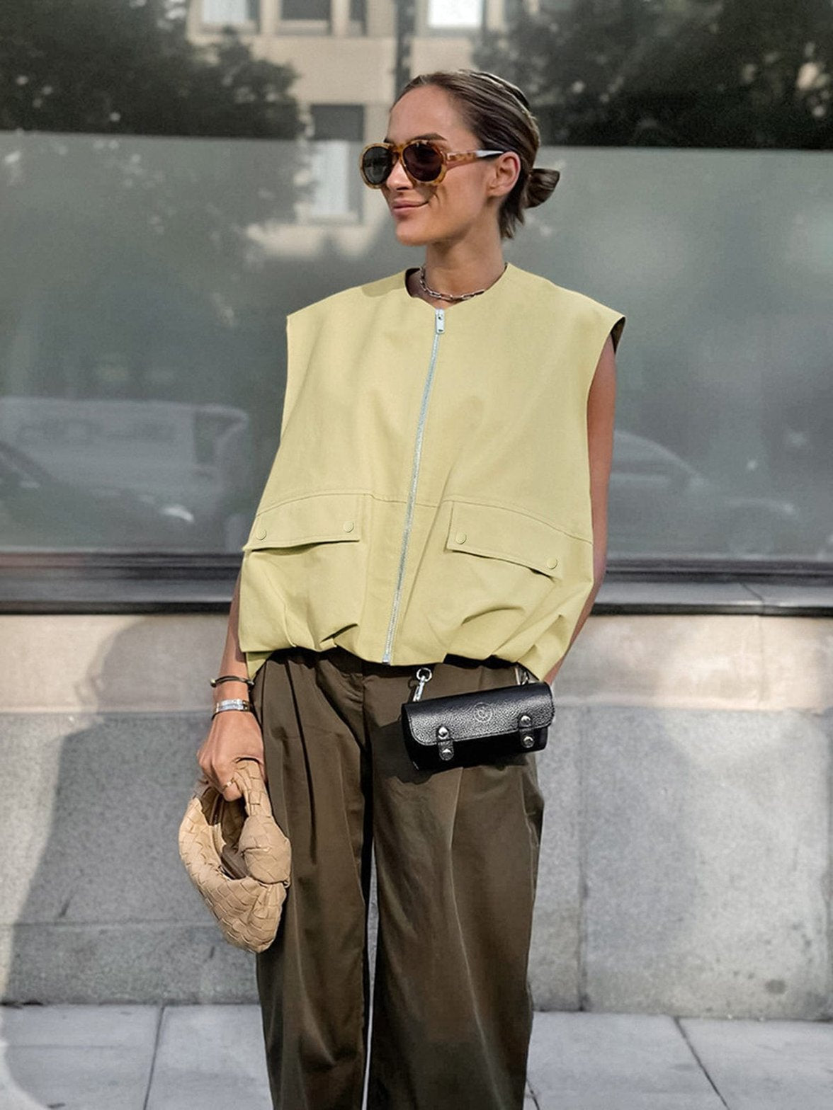 Gilet oversize jaune pâle vue de face soleil