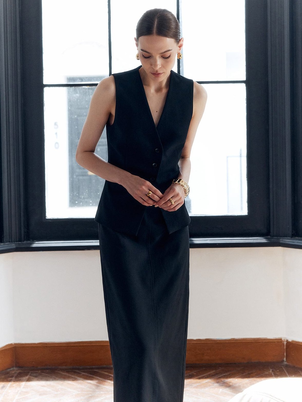 Gilet noir classique vue de trois-quarts sophistiqué