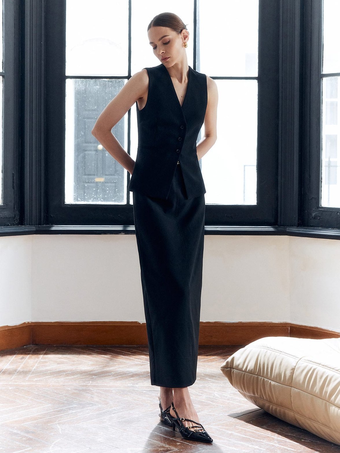Gilet noir ajusté vue de dos raffiné
