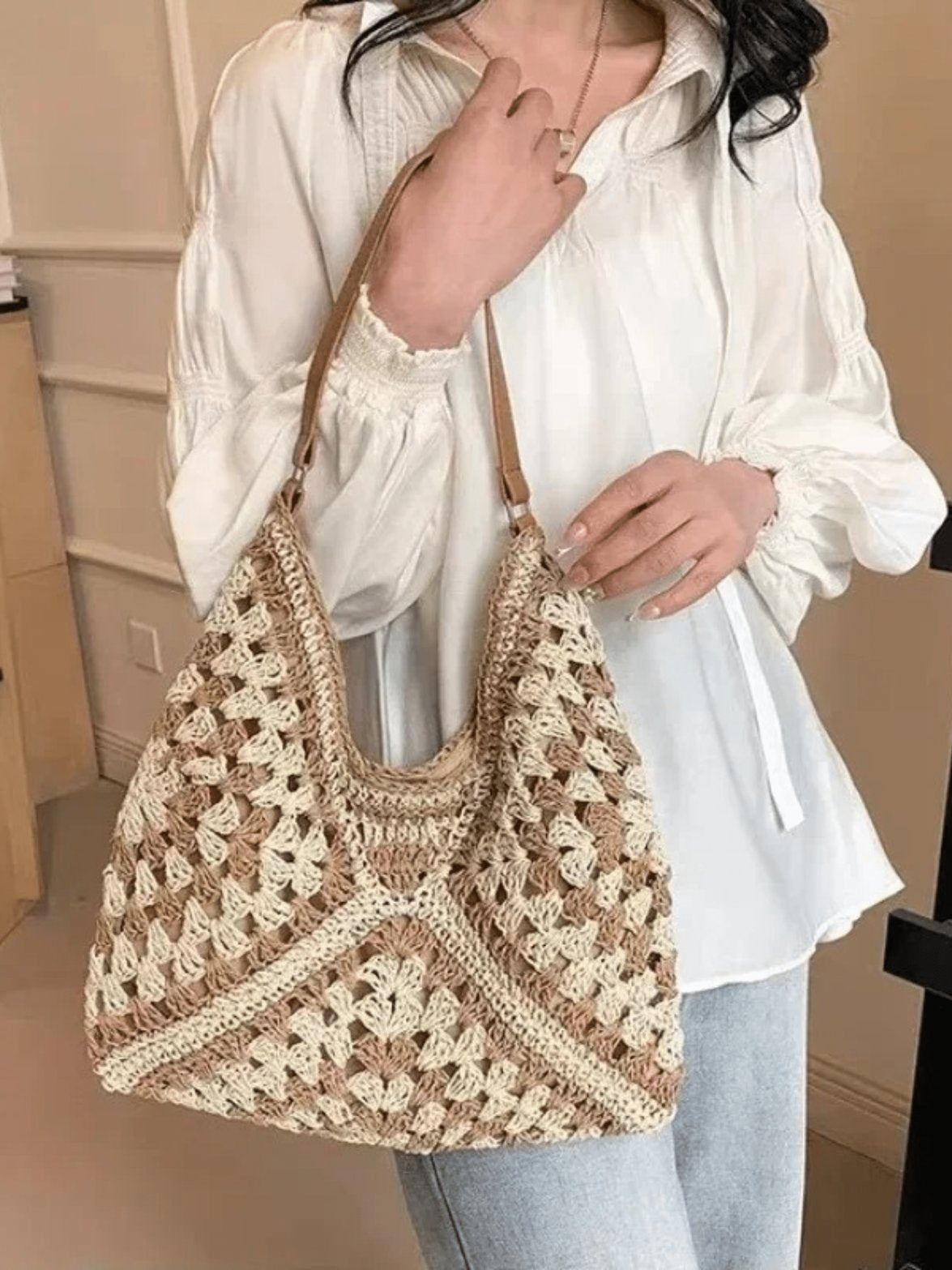 Sac en paille tressée porté épaule plage