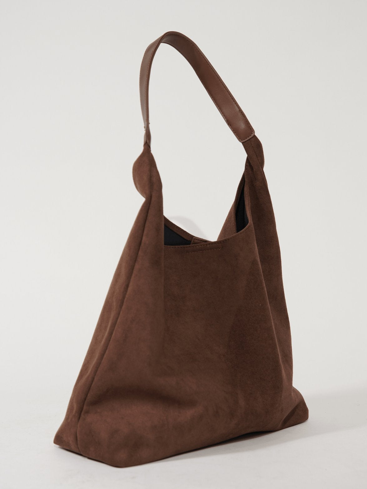 Sac hobo en daim marron vue de côté - Élégance