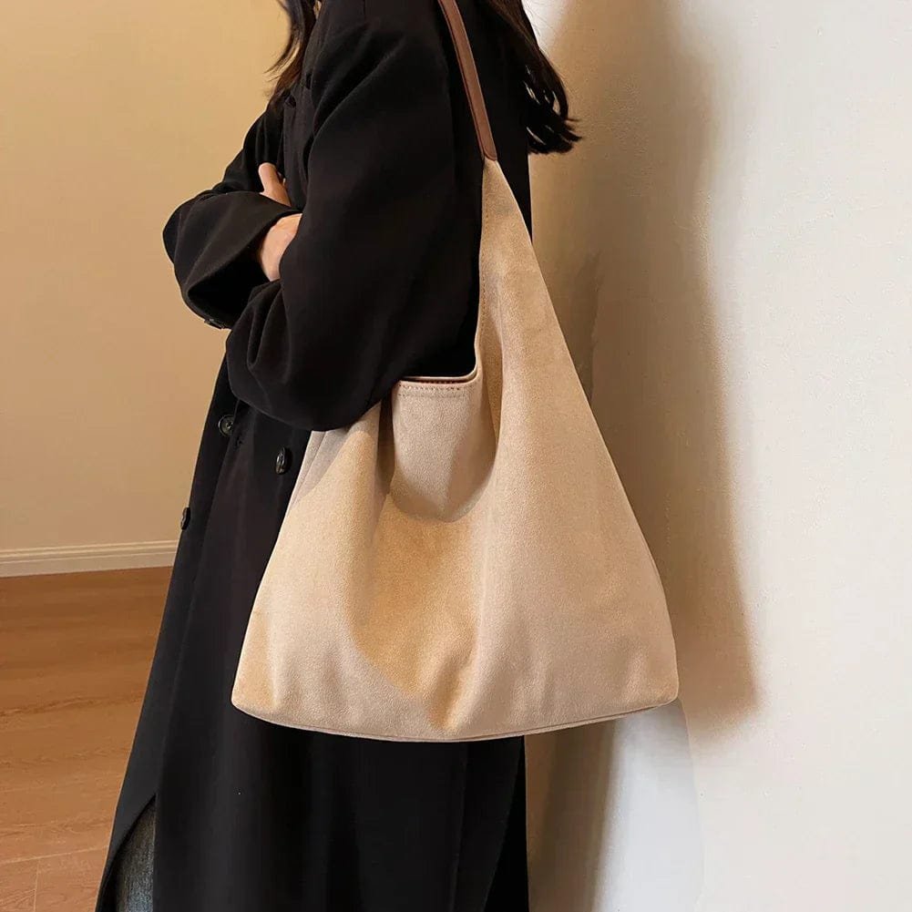 Sac hobo velours porté épaule élégance