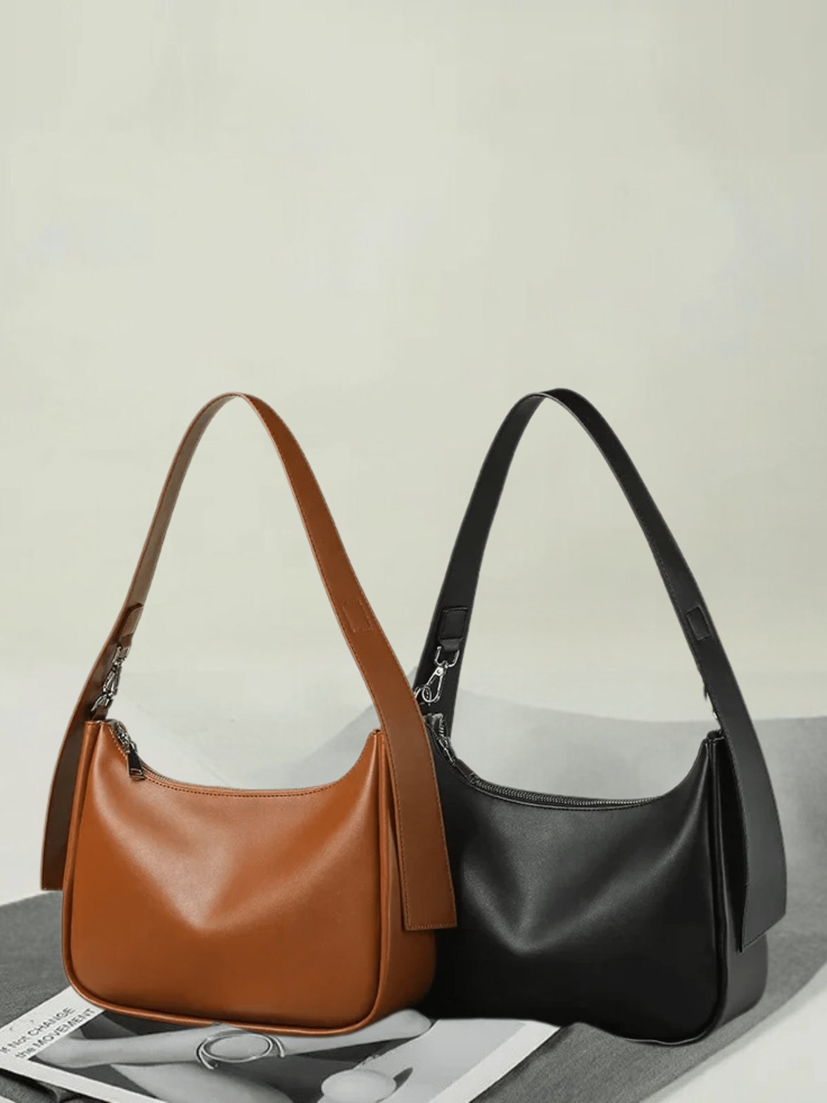 Sac hobo noir porté épaule soleil