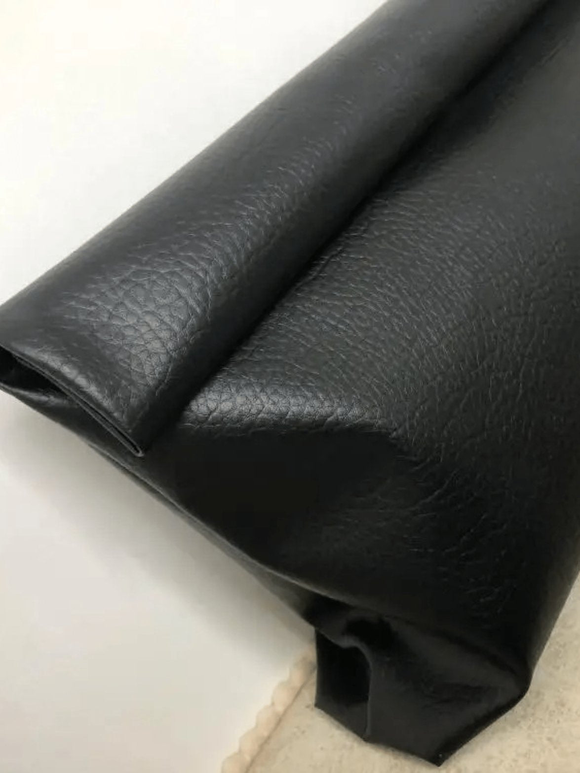 Pochette cuir noir détail texture lune