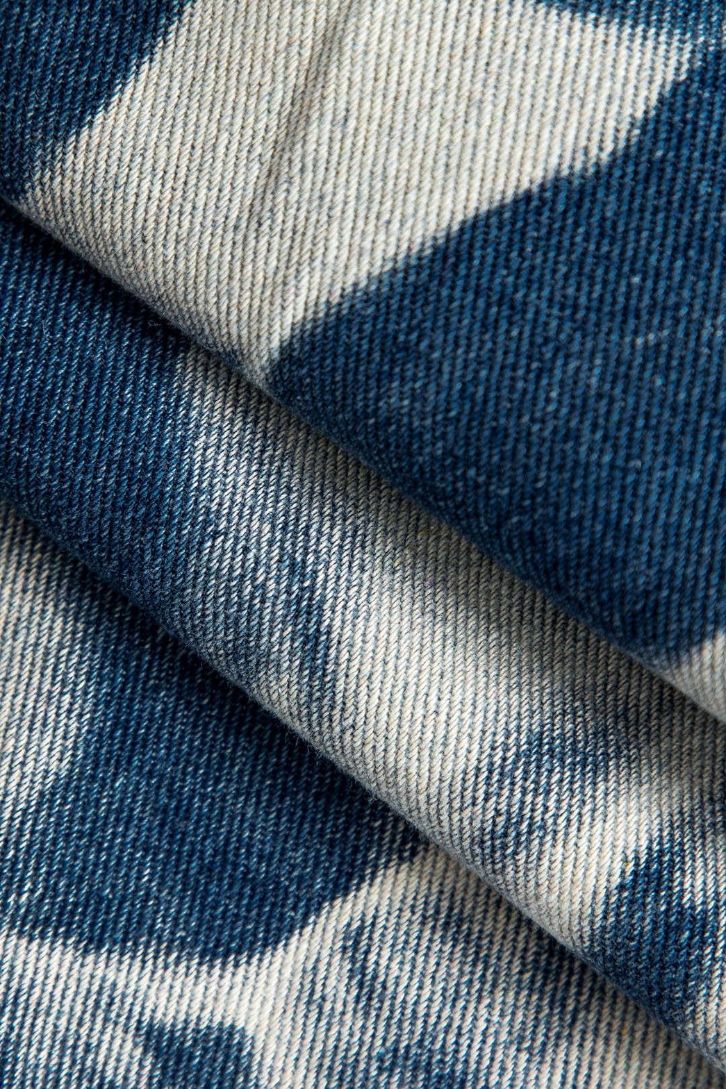 Vue latérale jean cargo tie-dye nuage