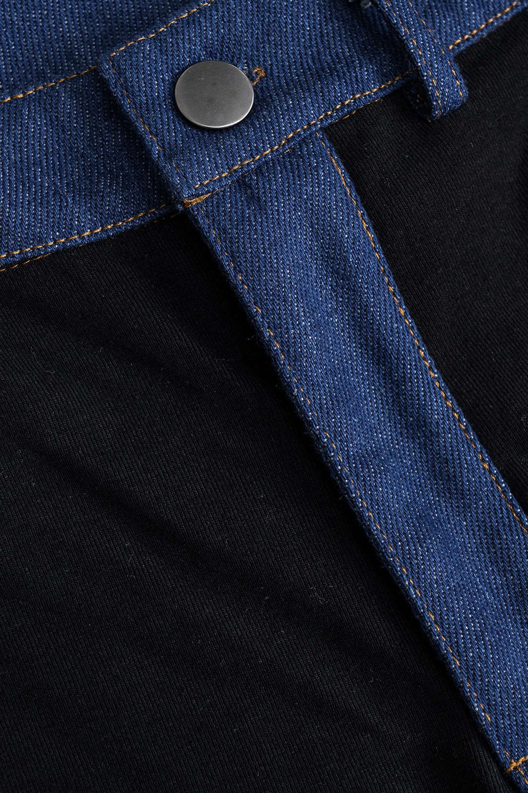 Détail de la ceinture en denim contrastée lune