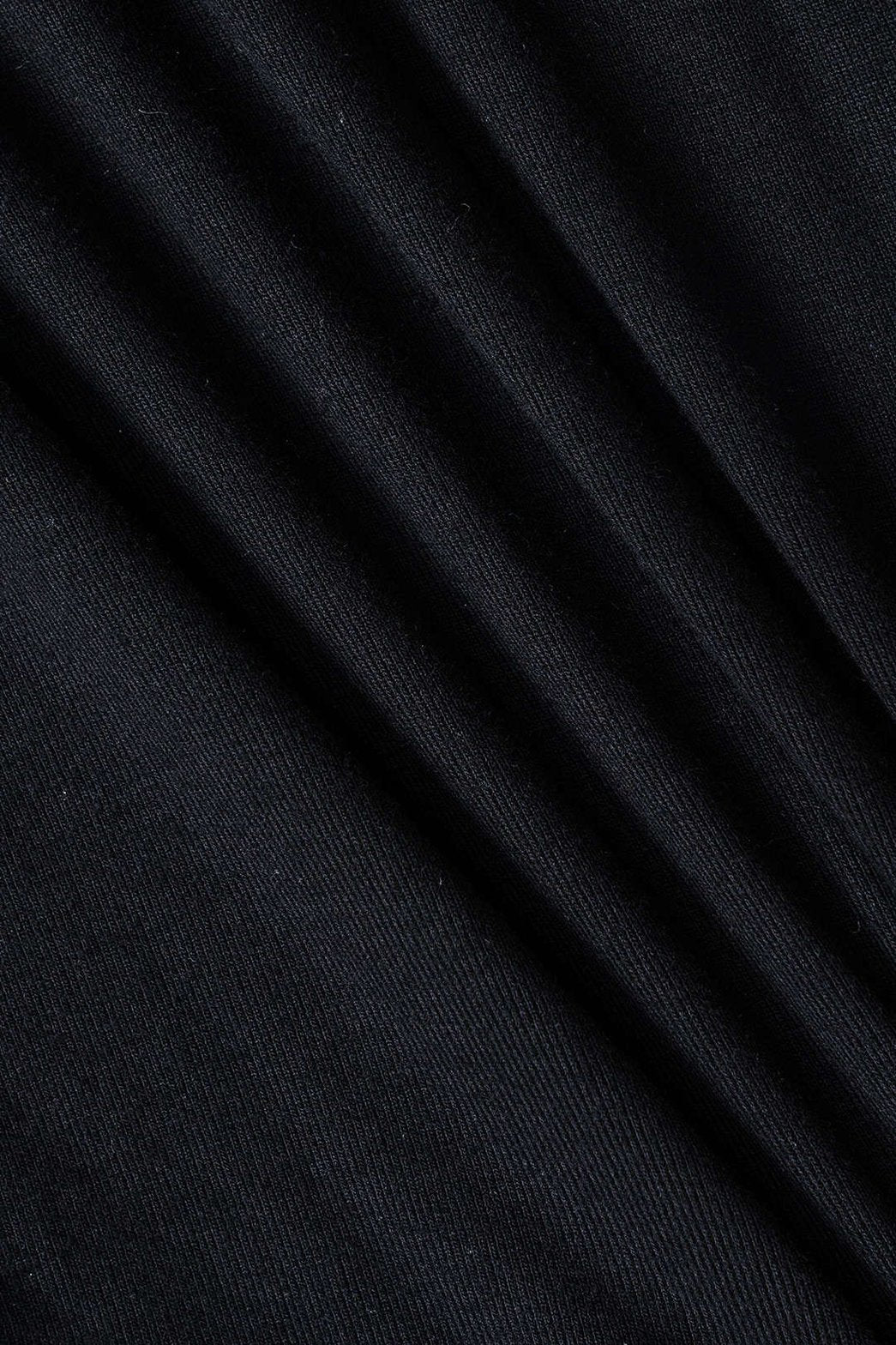 Vue de profil du jean ajusté noir nuage
