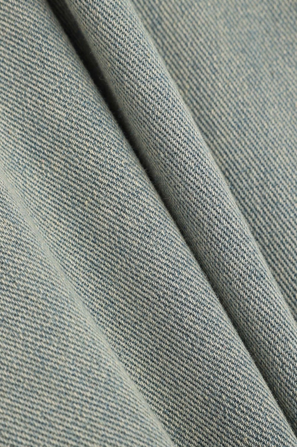 Jean large porté vue latérale lune