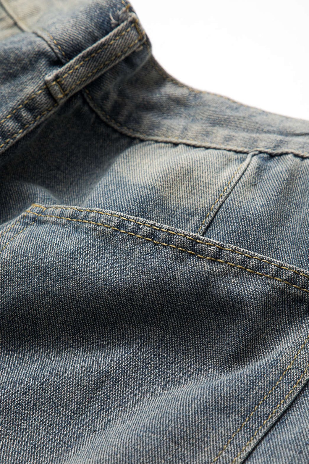 Jean large détails boutons vague