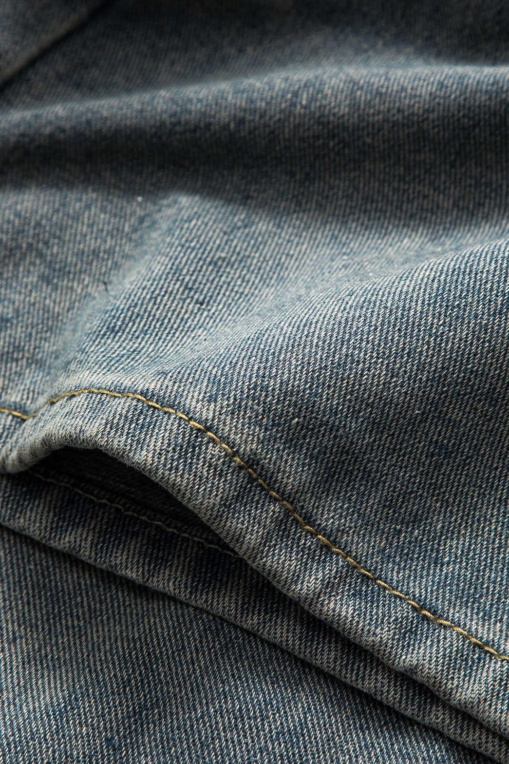 Détail poches jean métalliques étoile