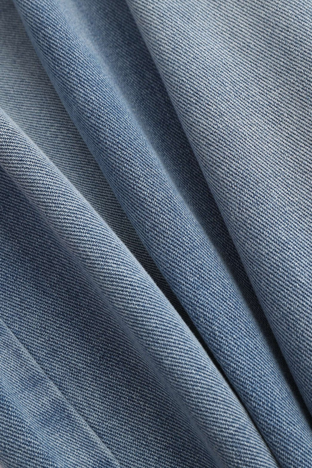 Détail du jean droit avec cordon décoratif lune