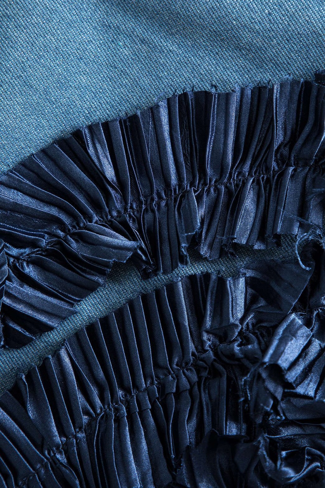 Détail des volants asymétriques sur jupe denim étoile