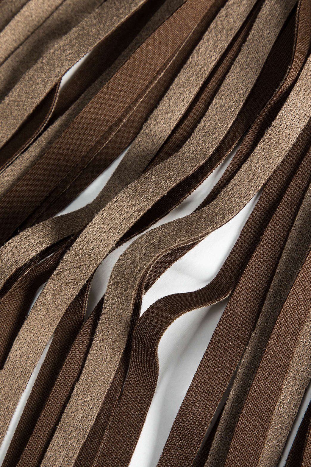 Vue de côté jupe à franges rose