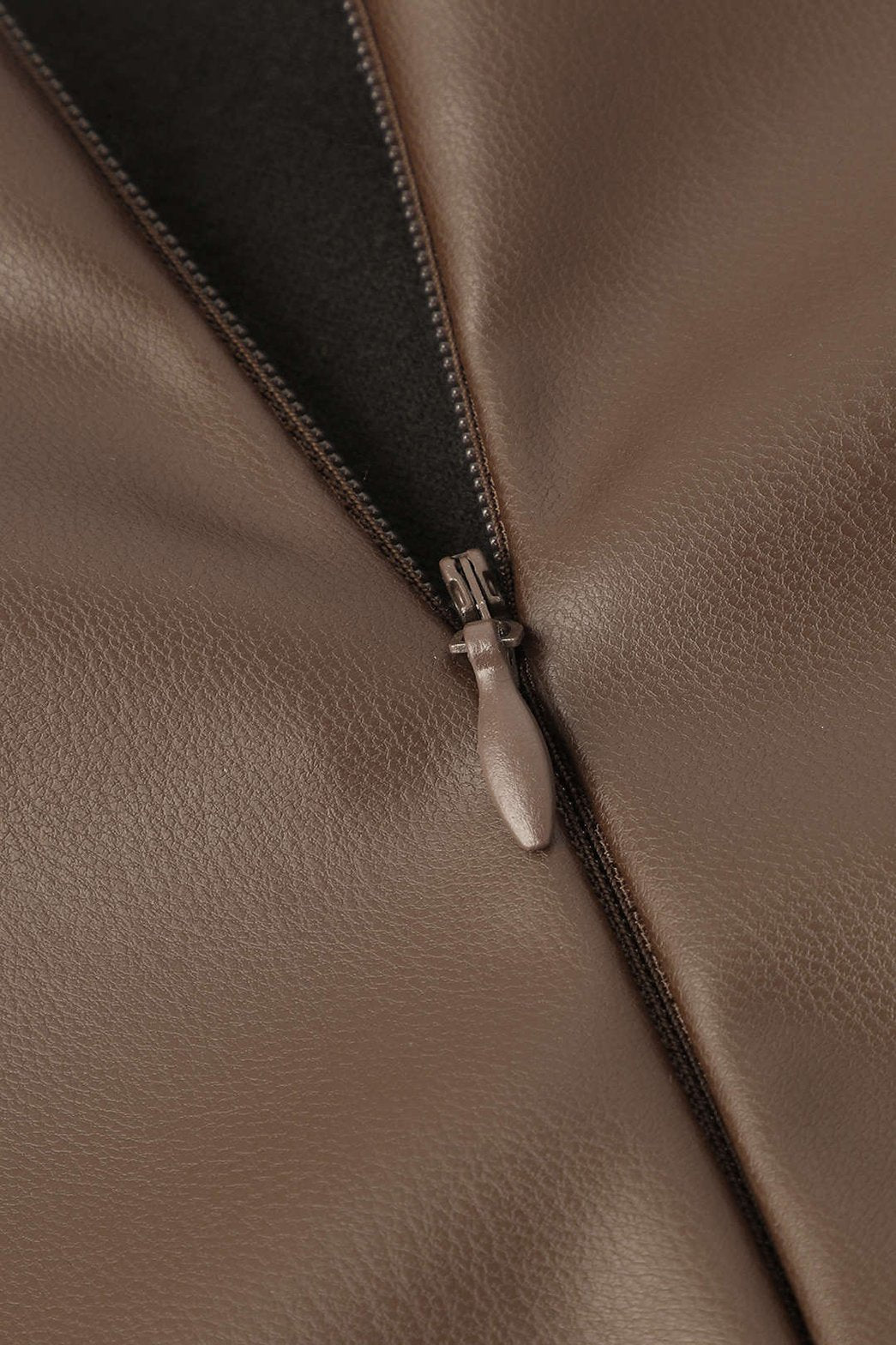 Détail couture jupe midi cuir montagne