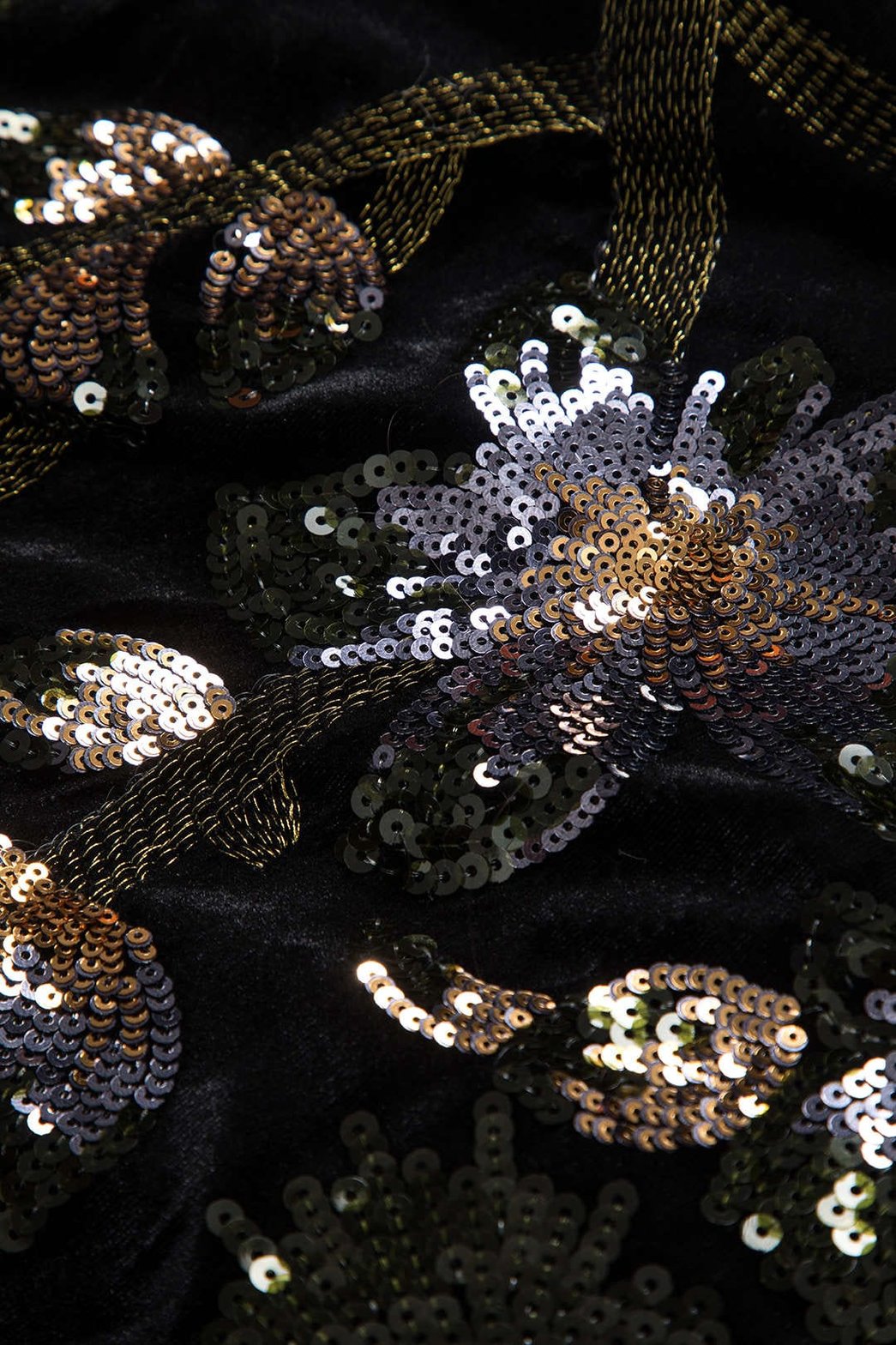 Vue de côté jupe-short velours élégant