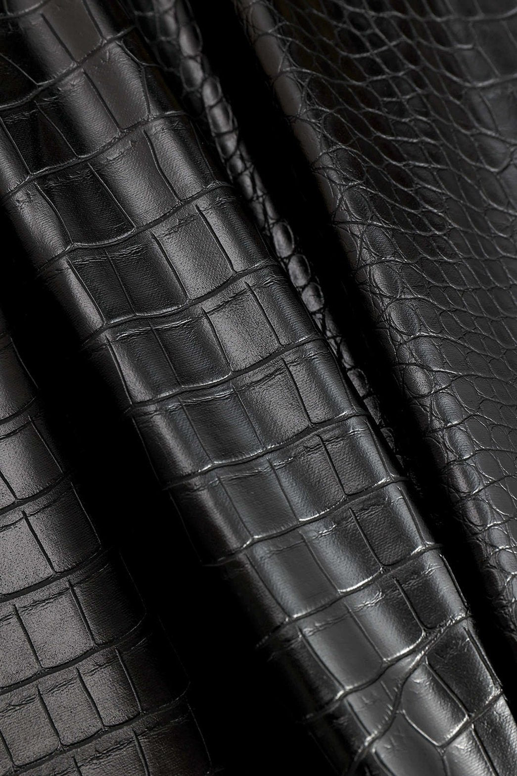 Jupe courte effet croco noire détail texture pluie