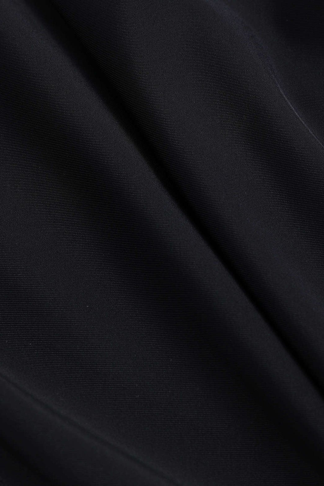 Détail des fleurs appliquées sur maillot de bain ocean