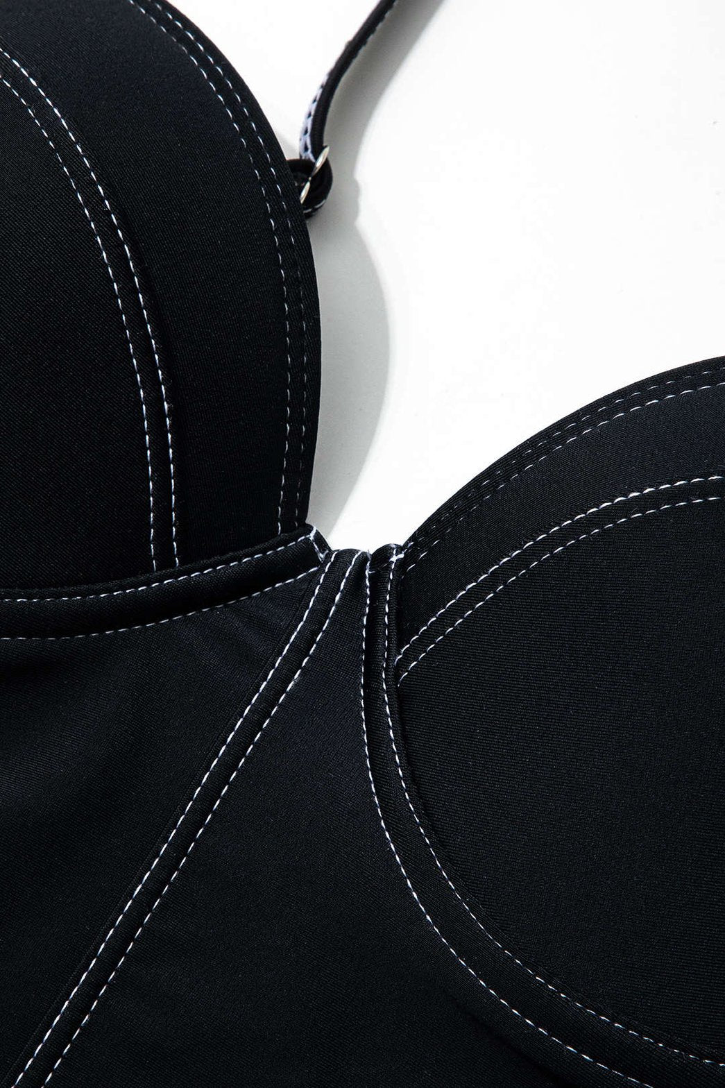 Maillot de bain une-pièce ajusté noir sable