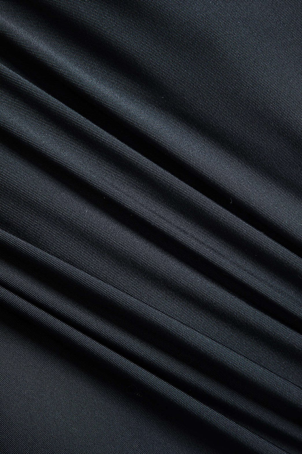 Détail de l'applique florale sur maillot noir plage
