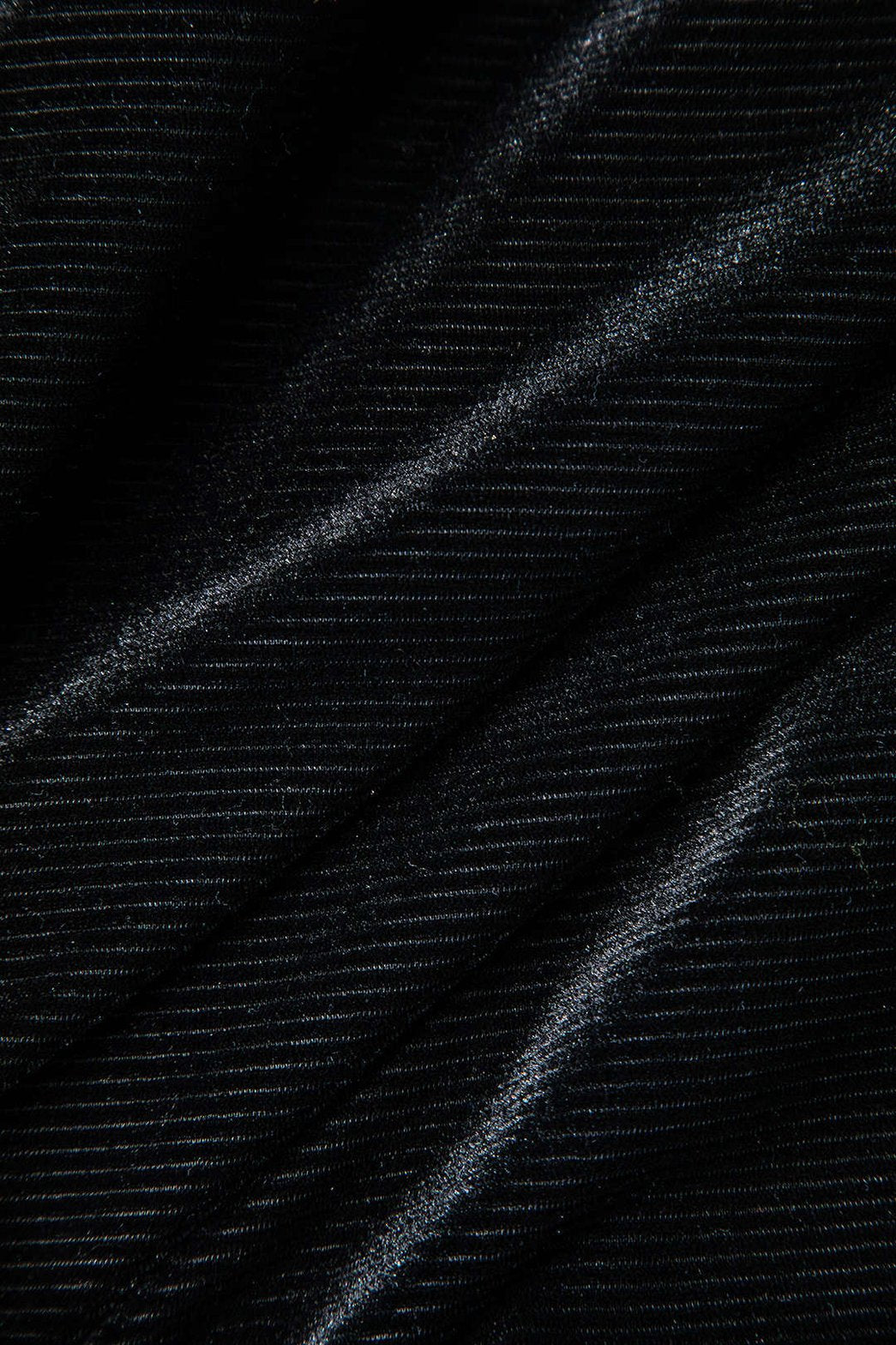 Vue latérale du maillot gainant avec détails dorés élégance