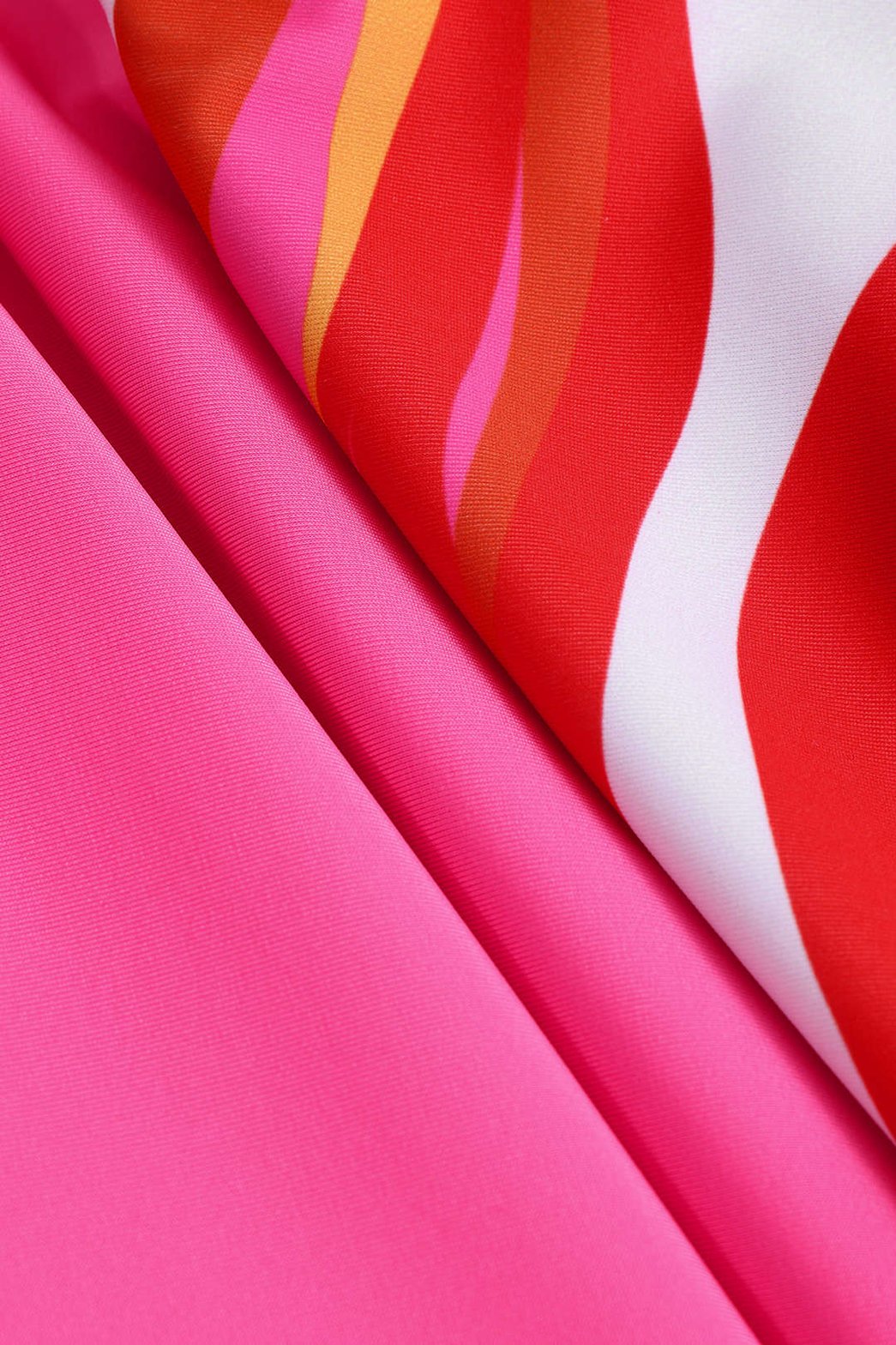 Maillot de bain rayé rose et blanc vue de côté plage