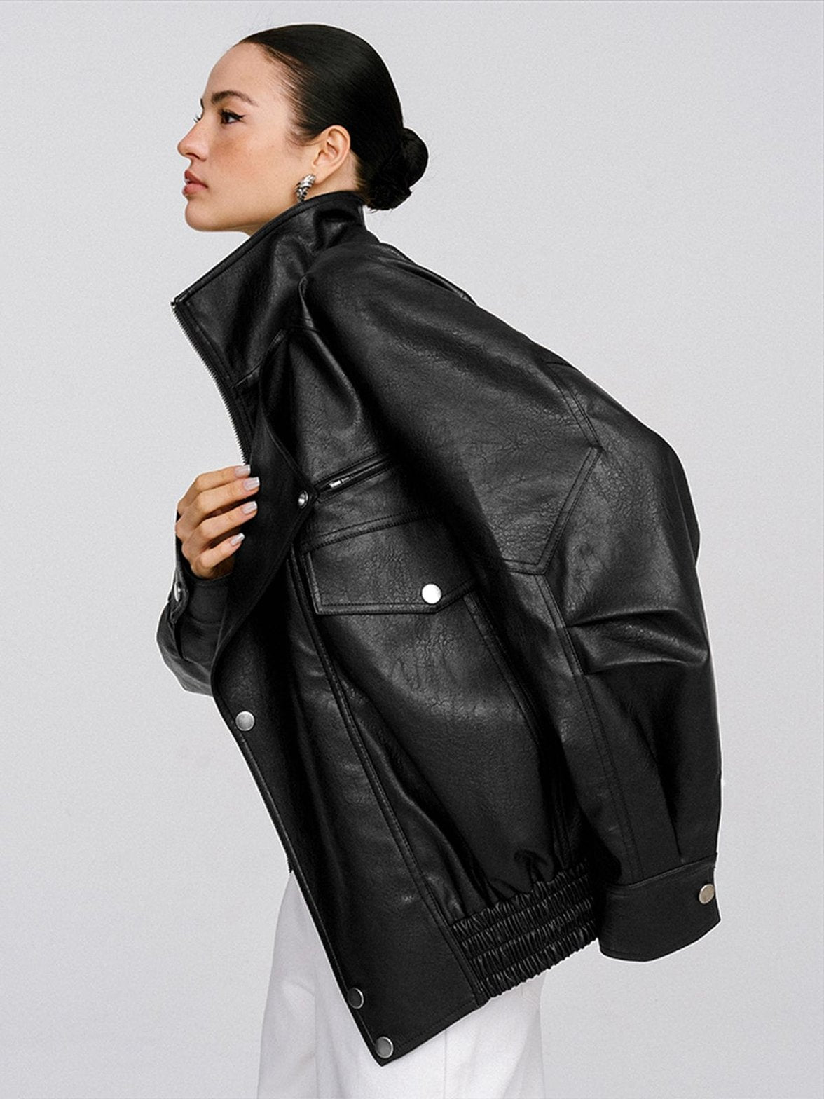 Détail fermeture asymétrique du manteau noir cristal