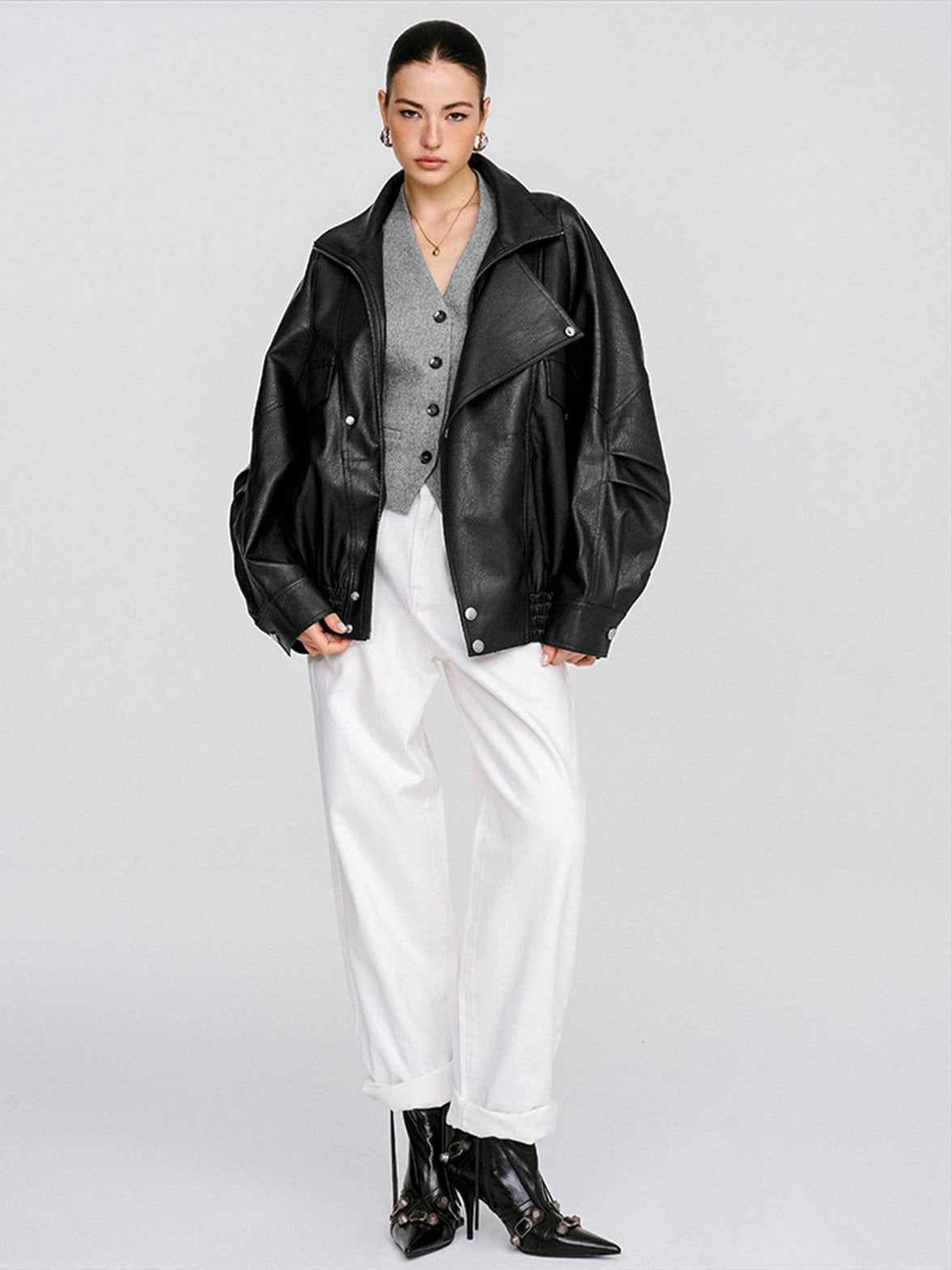 Détail des manches du manteau noir fusion